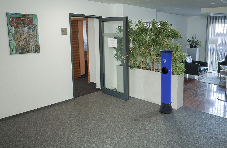 Desinfektionss-ule_Hintergrund_05 Desinfektionssäule aus PE in Signalblau