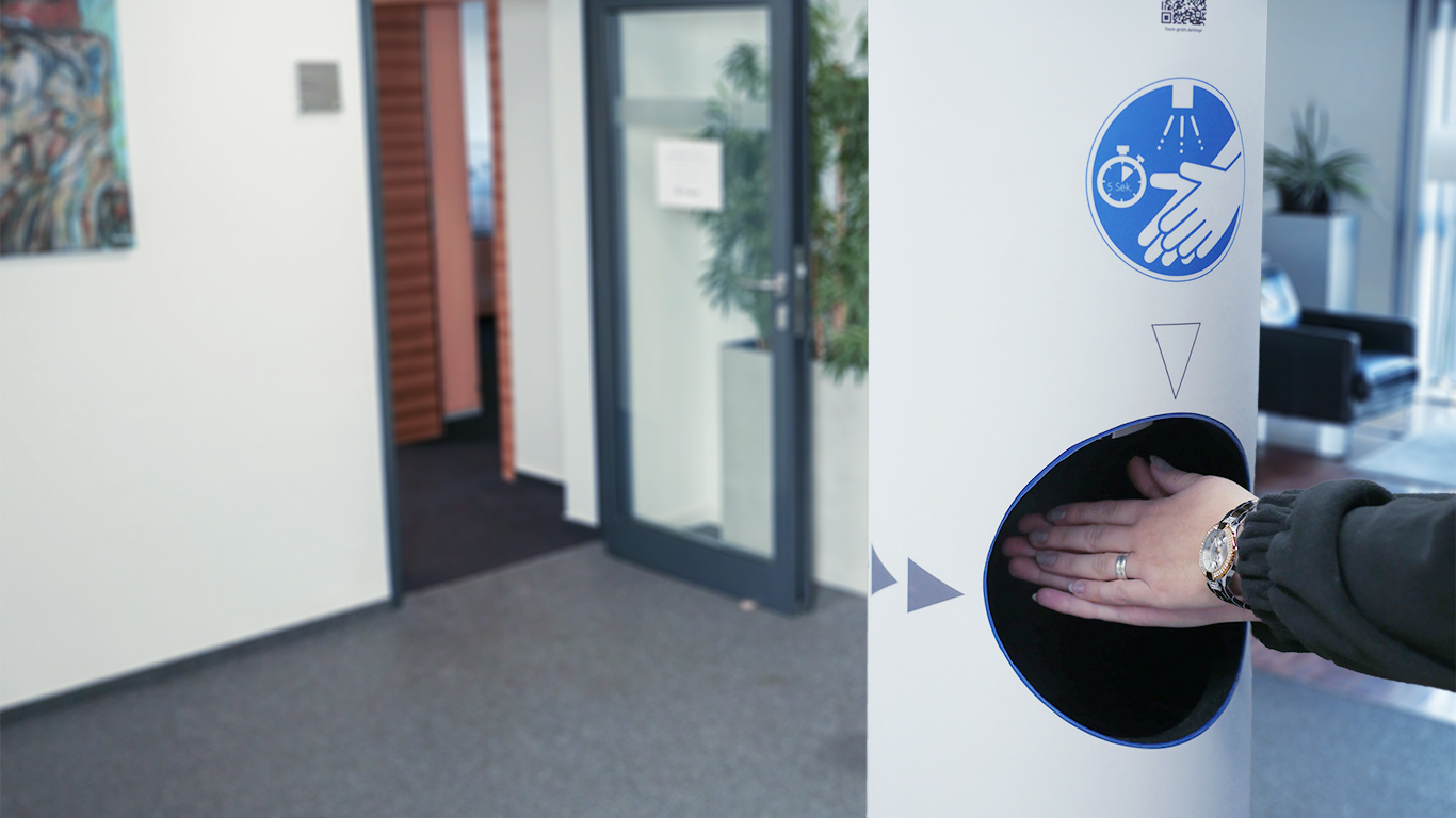 H-nde-freigestellt_Shop Desinfektionssäule aus PE Weiß foliert